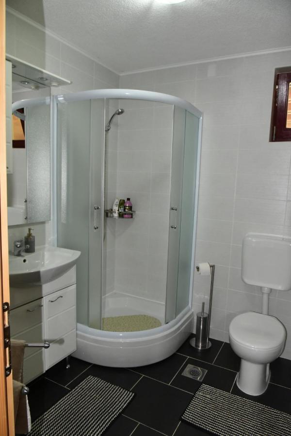 Apartment Bobic Licko Petrovo Selo Luaran gambar