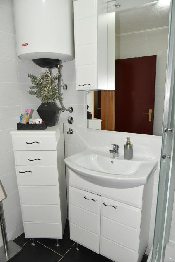 Apartment Bobic Licko Petrovo Selo Luaran gambar